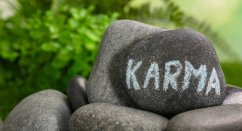 Amour et karma : Comment la voyance explique vos relations passées