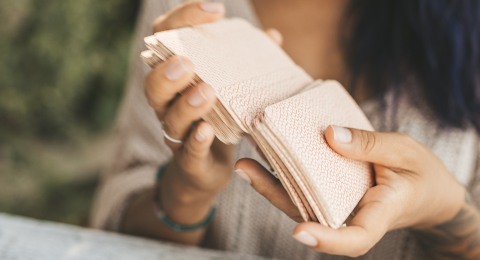 Comment le tarot peut-il aider à reconstruire la confiance après une infidélité ?