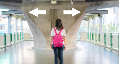 Vous hésitez entre deux chemins ? Une voyante peut vous aider à écouter votre intuition profonde