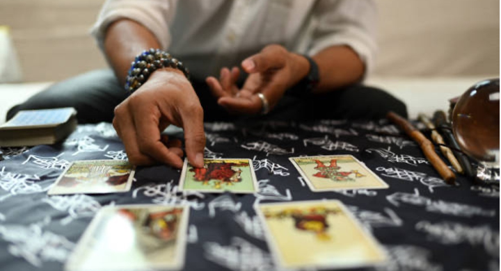 Utiliser le tarot pour naviguer les transitions de vie et les périodes de changement