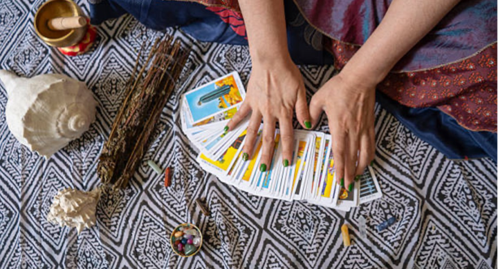 Utiliser le tarot pour explorer les vies antérieures et le karma