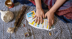 Utiliser le tarot pour explorer les vies antérieures et le karma