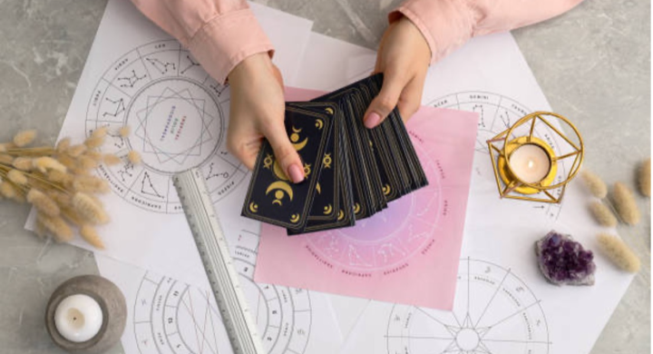 Le tarot et la loi de l'attraction : manifester vos désirs avec les cartes