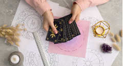 Le tarot et la loi de l'attraction : manifester vos désirs avec les cartes