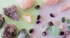 Cristaux pour booster ta séduction : Quartz rose, Grenat, Cornaline et autres pierres d’attraction