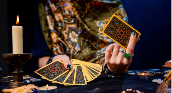 Les bienfaits du tarot dans la pratique du journaling et de l'écriture créative