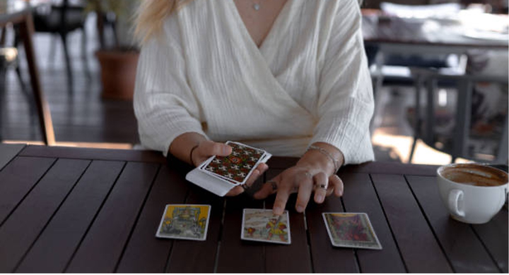 Comment intégrer le tarot dans votre routine quotidienne pour une guidance continue