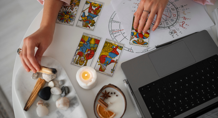 Peut-on se tirer les cartes à soi-même ? Conseils et limites