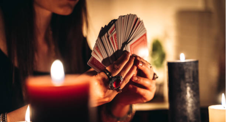 Tarot et choix de vie : prendre une décision grâce aux cartes