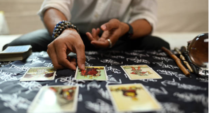 Tarot et cycles menstruels : adapter ses tirages à son rythme biologique